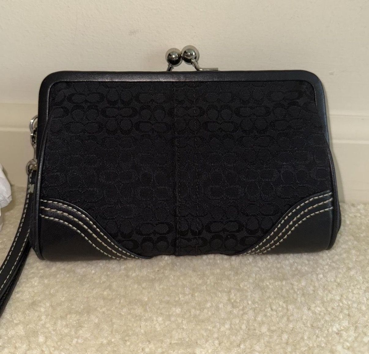 Coach turn lock clutch