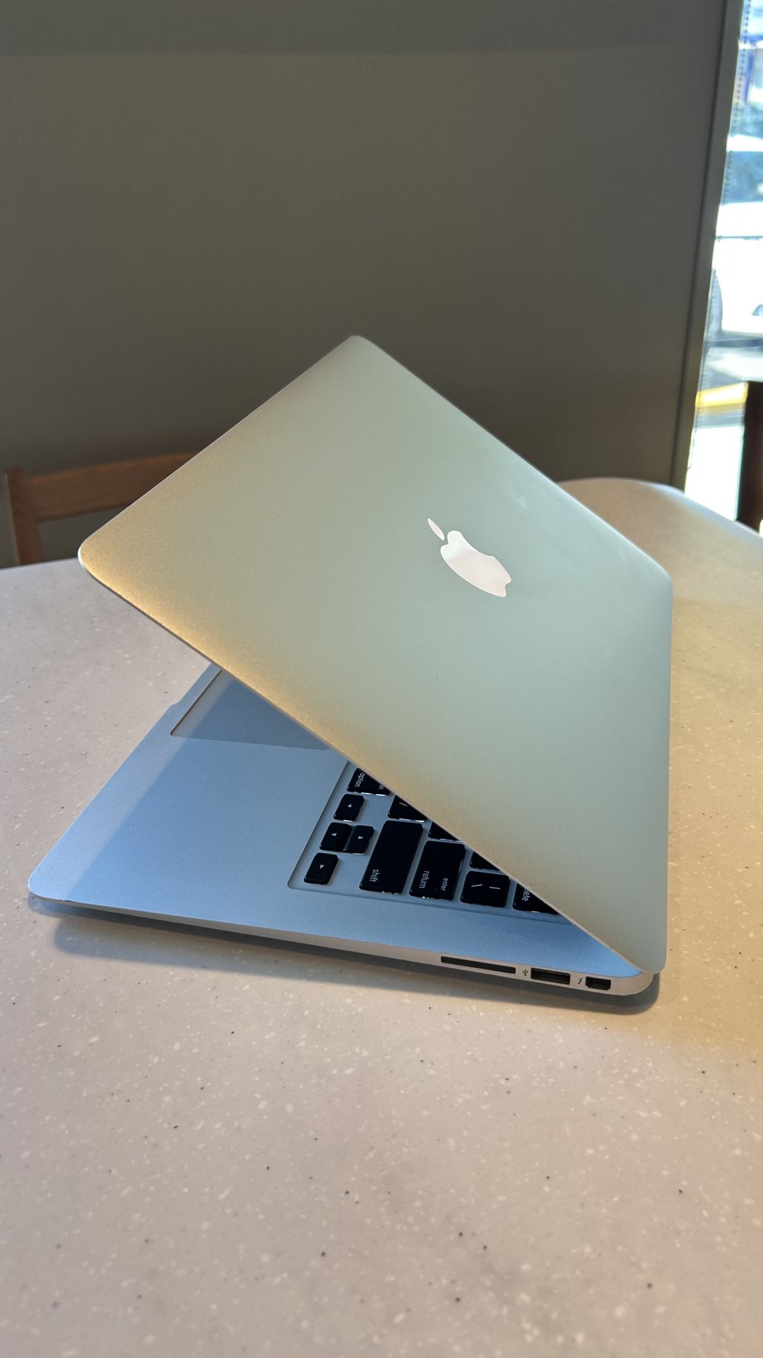 Apple MacBook Air 13” I5/8GB/256GB SSD $180