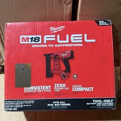 Milwaukee 2749-20 M18 18V Fuel 18-Gauge 1/4" Narrow Crown Stapler