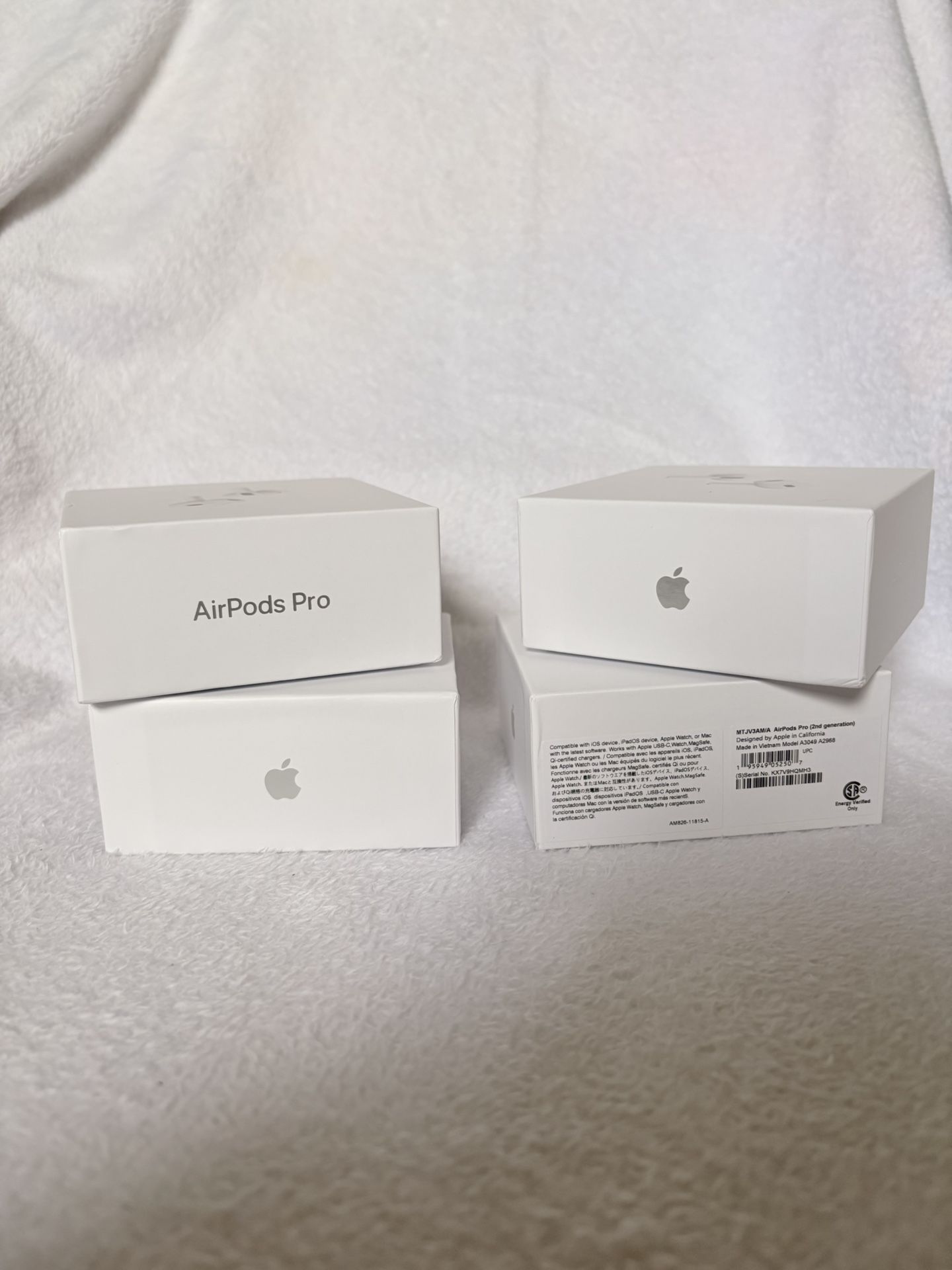 APPLE AIRPODS PRO (2ND GEN) w/ MAGSAFE CHARGING CASE