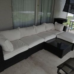Wicker Set , Full Patio Set With Table  Very Clean  .. 