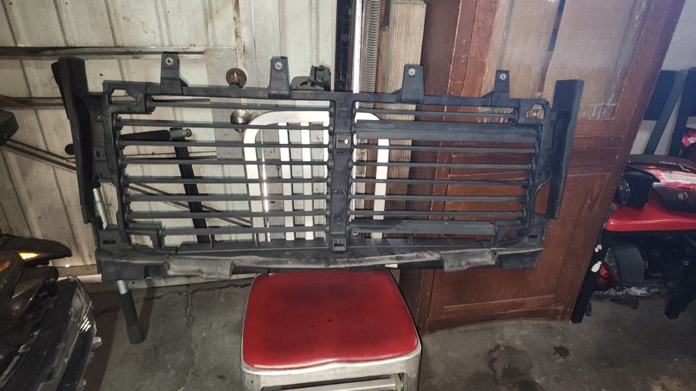 2019-2023 CHEVY SILVERADO RADIATOR SHUTTER