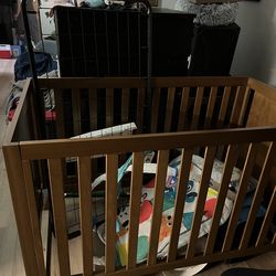 Crib w/ play mat