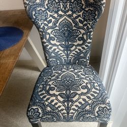 4 Chairs 