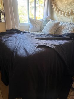 Vintage JCP HOME KING herringbone 100% Egyptian cotton large navy blue blanket .87x109” Has some pilling (shown) more on one side than the other. Ca