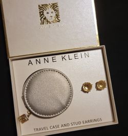 Stud EARRINGS with Travel CASE