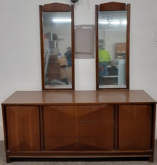 Johnson/ Carper Mid-century Modern/ Dresser And Mirrors