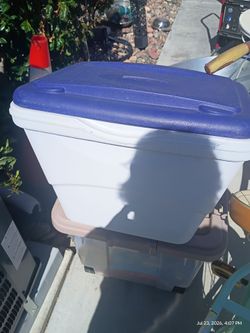 Rubbermaid ice chest