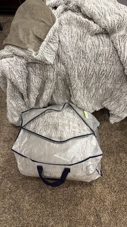 Large throw Pillows and faux fur blanket set