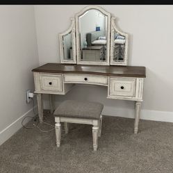 Realyn Vanity Set