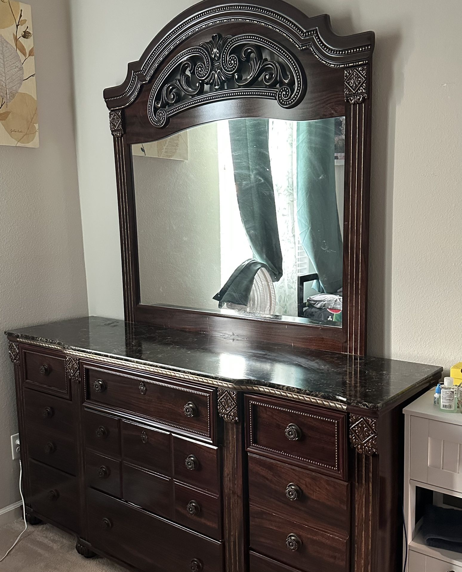 Dresser With Mirror