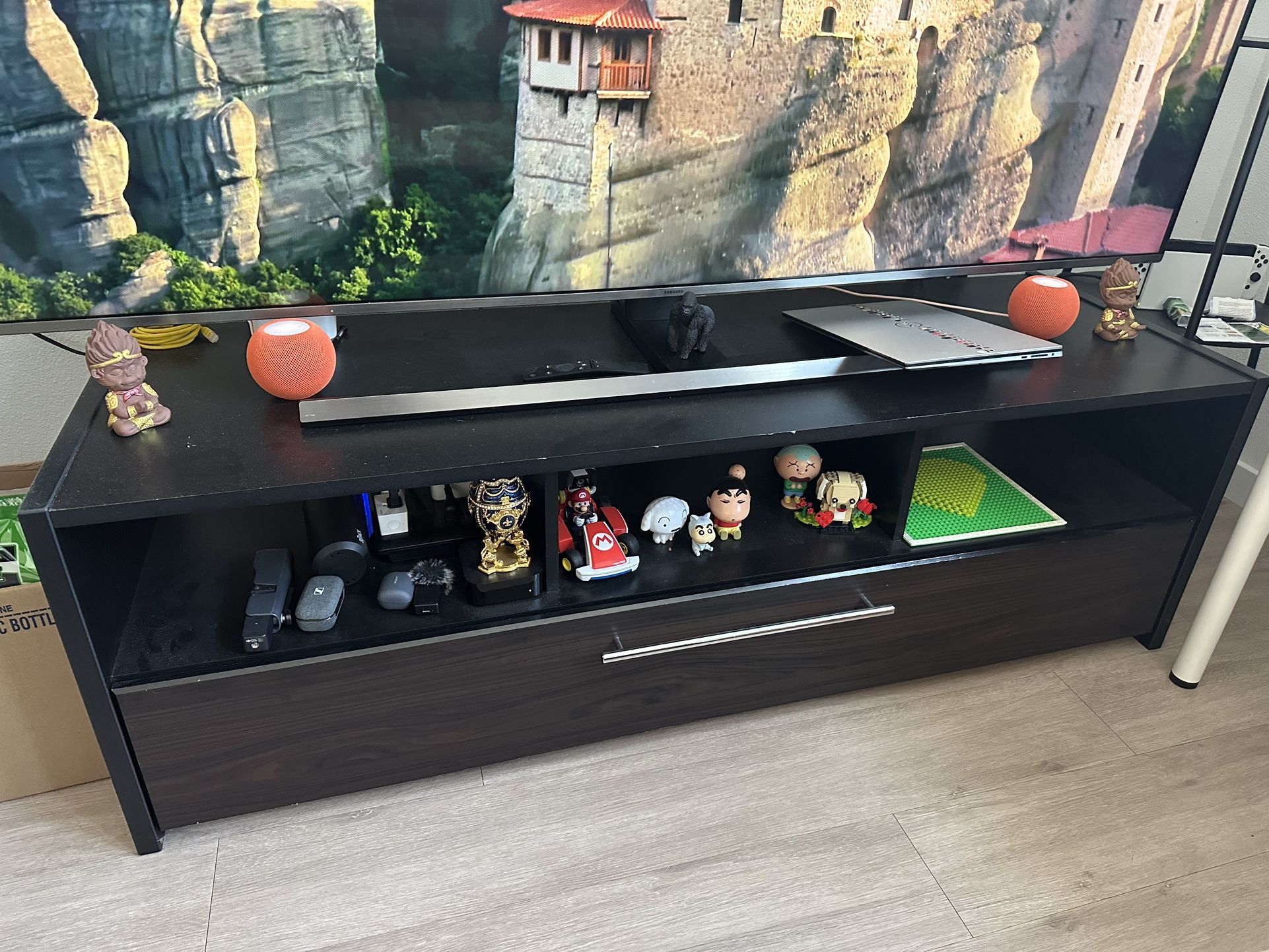 75inch Samsung TV 4K With TV Stand (toys Not Included)