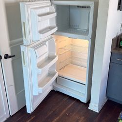 Refrigerator 