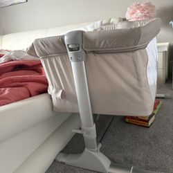 Baby Joy bassinet with 2 sheets