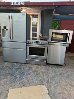 Frigidaire professional kitchen set. Everything works Perfect and good conditions. Free delivery to garage.