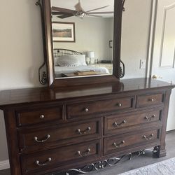 Dresser With Mirror