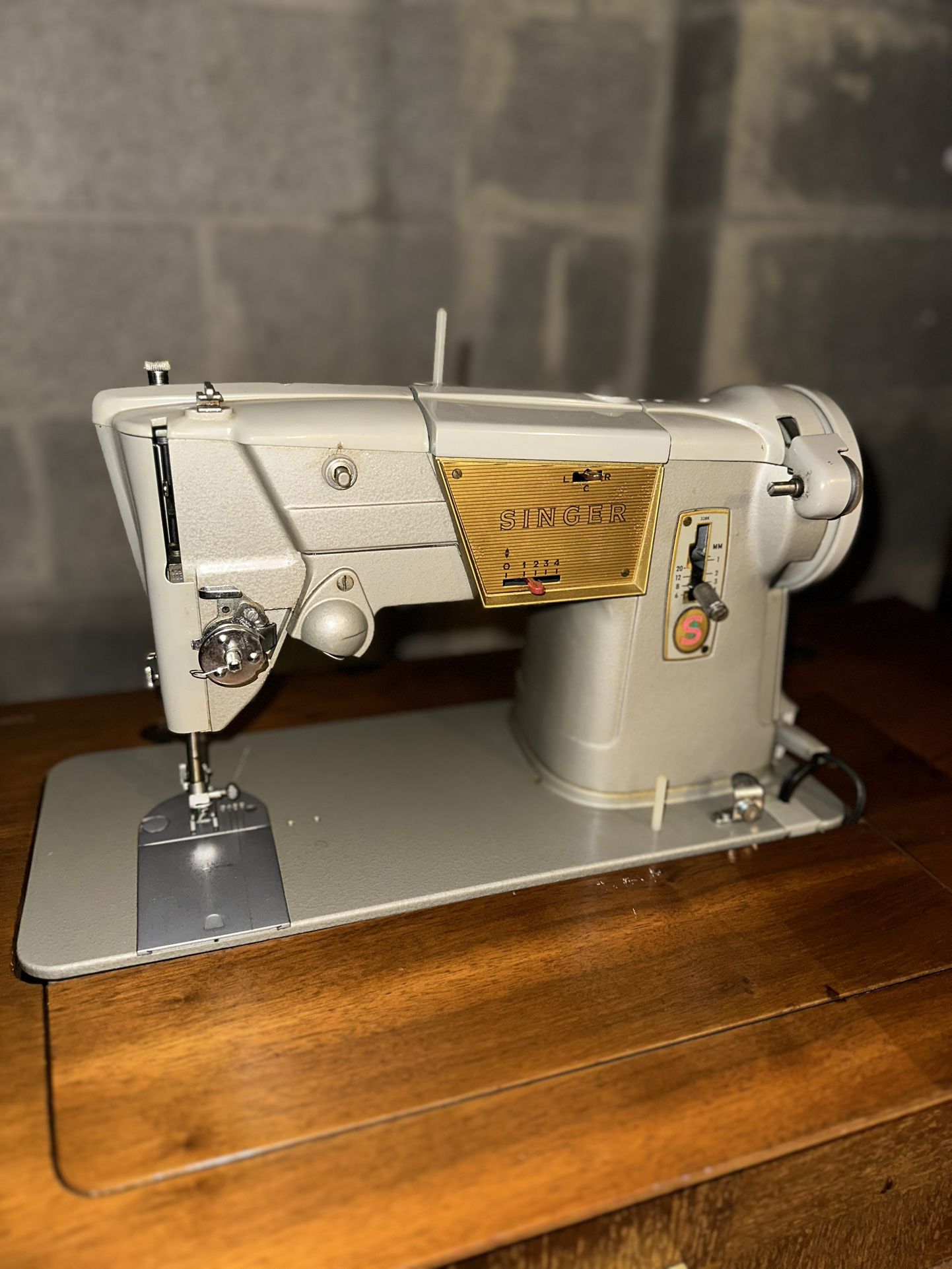 Vintage Singer Sewing Machine (& Table)