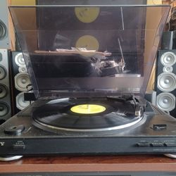 SONY FULLY AUTOMATIC TURNTABLE WITH BUILT-IN PHONO PREAMP $160 FINAL PRICE 