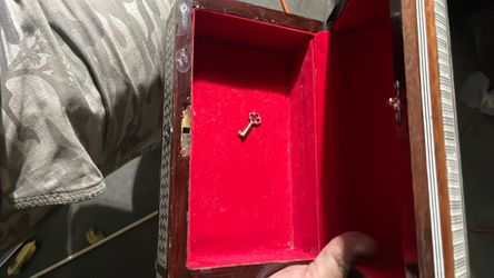 Very nice jewelry box vintage with key and lock
