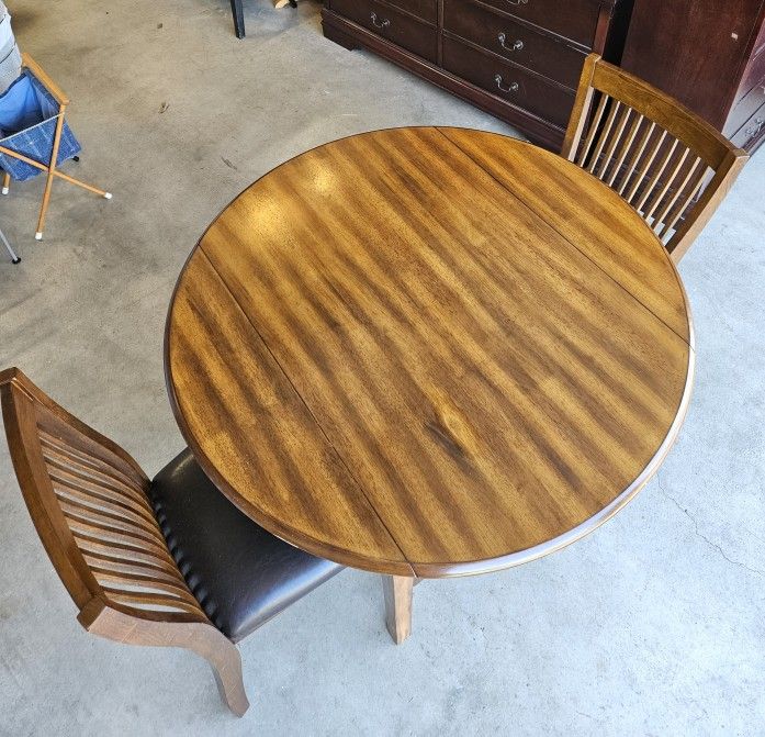 Beautiful Dropleaf Table w/Chairs