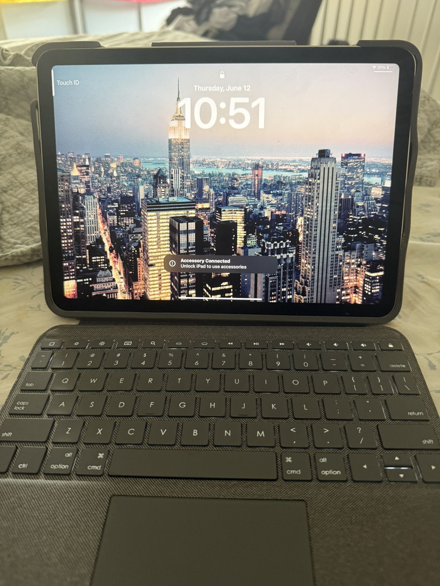 5TH GEN IPAD AIR 10.9” W/ KEYBOARD AND TRACKPAD