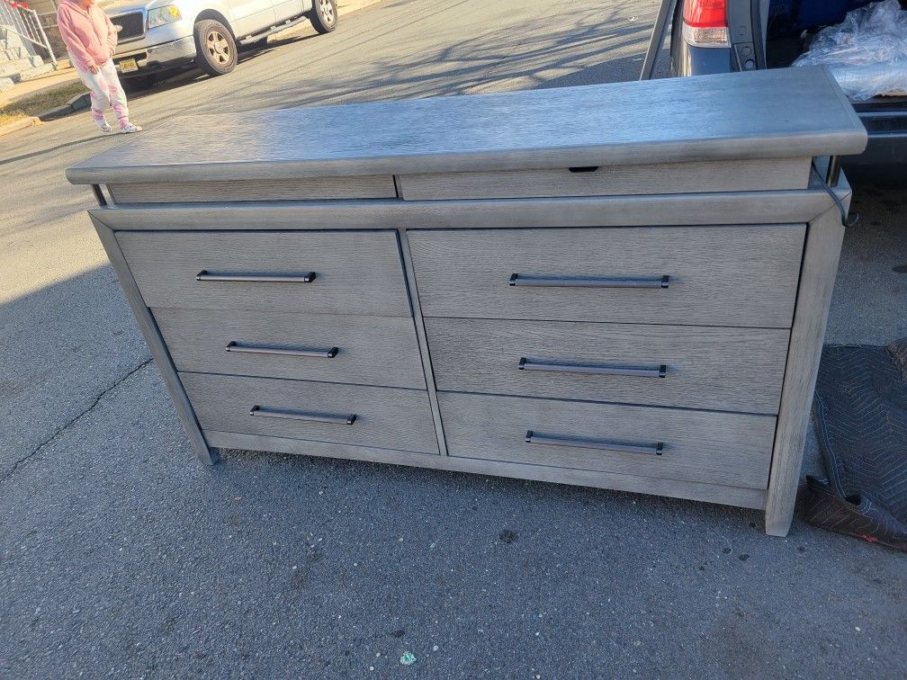 Dresser With Mirror Jewelry And Lights On The Drawers Used Exelent Conditions 