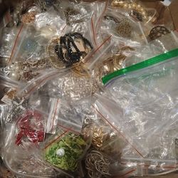 Box With Approx 300 Pieces Jewlery 
