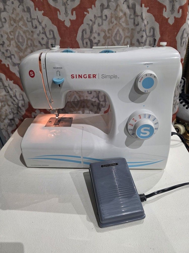 SINGER Simple  Sewing Machine W/ Pedal and plastic case 23 Stitch Functions