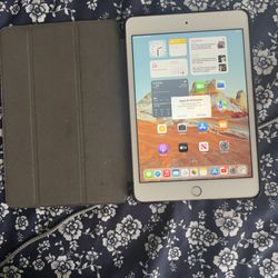 iPad Mini 4 (128GB) - Excellent Condition With Cover