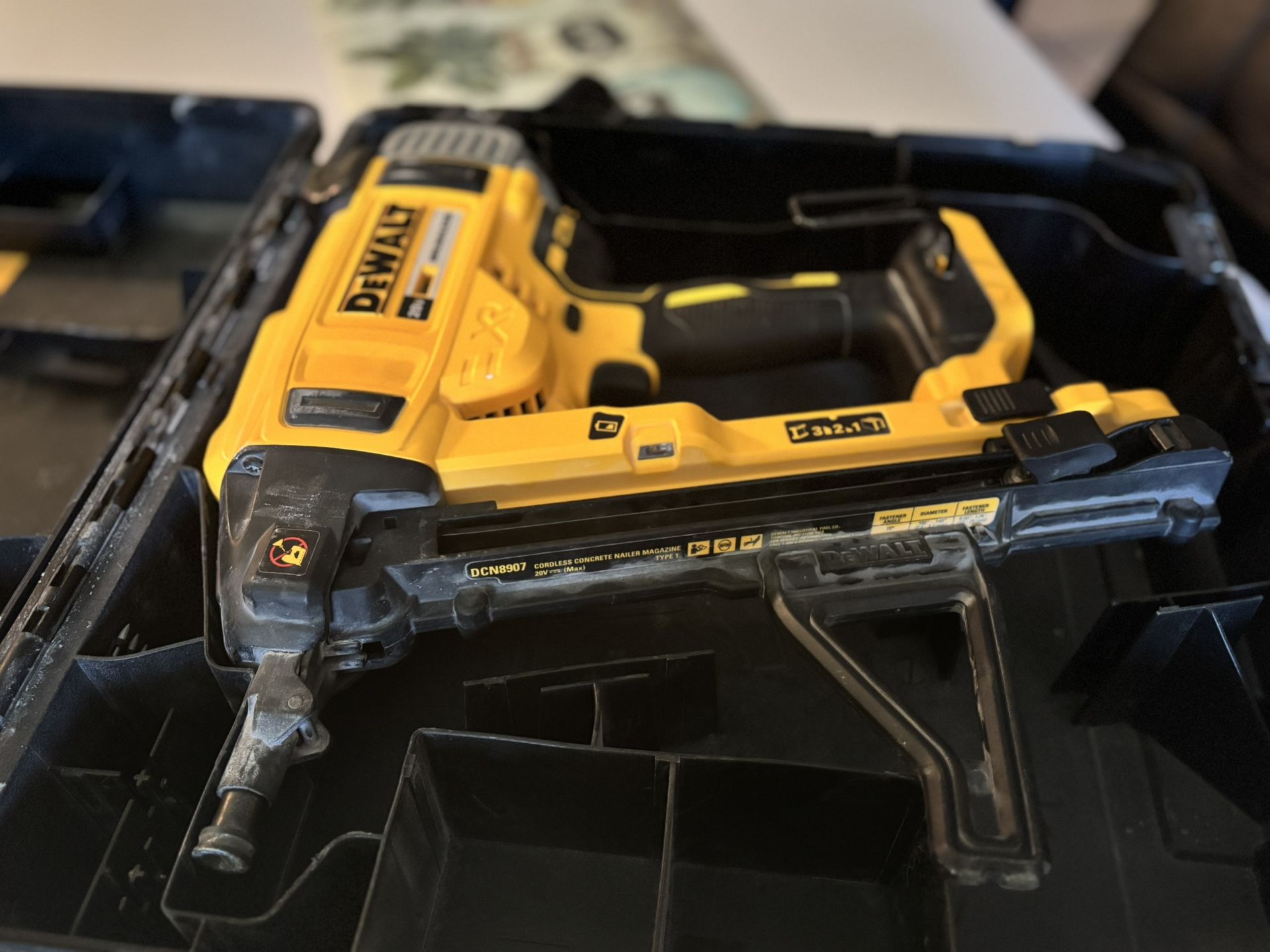 Se vende Concrete Nail Gun DeWalt - ¡Excelente estado!