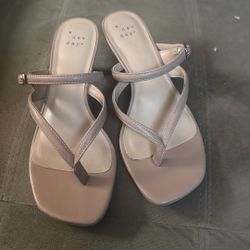 Women’s Styler Thong Heels Size 6