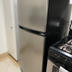 Whirlpool 10 Cubic Ft Small Refrigerator/ Freezer