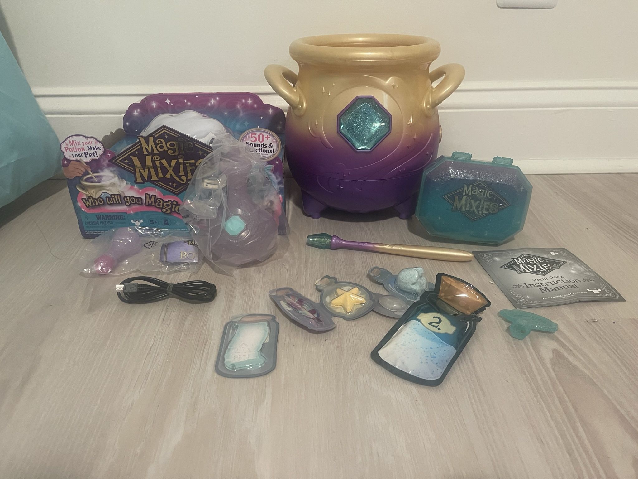 Magic Mixies - Magical Real Misting Gold Cauldron with 8 Inch