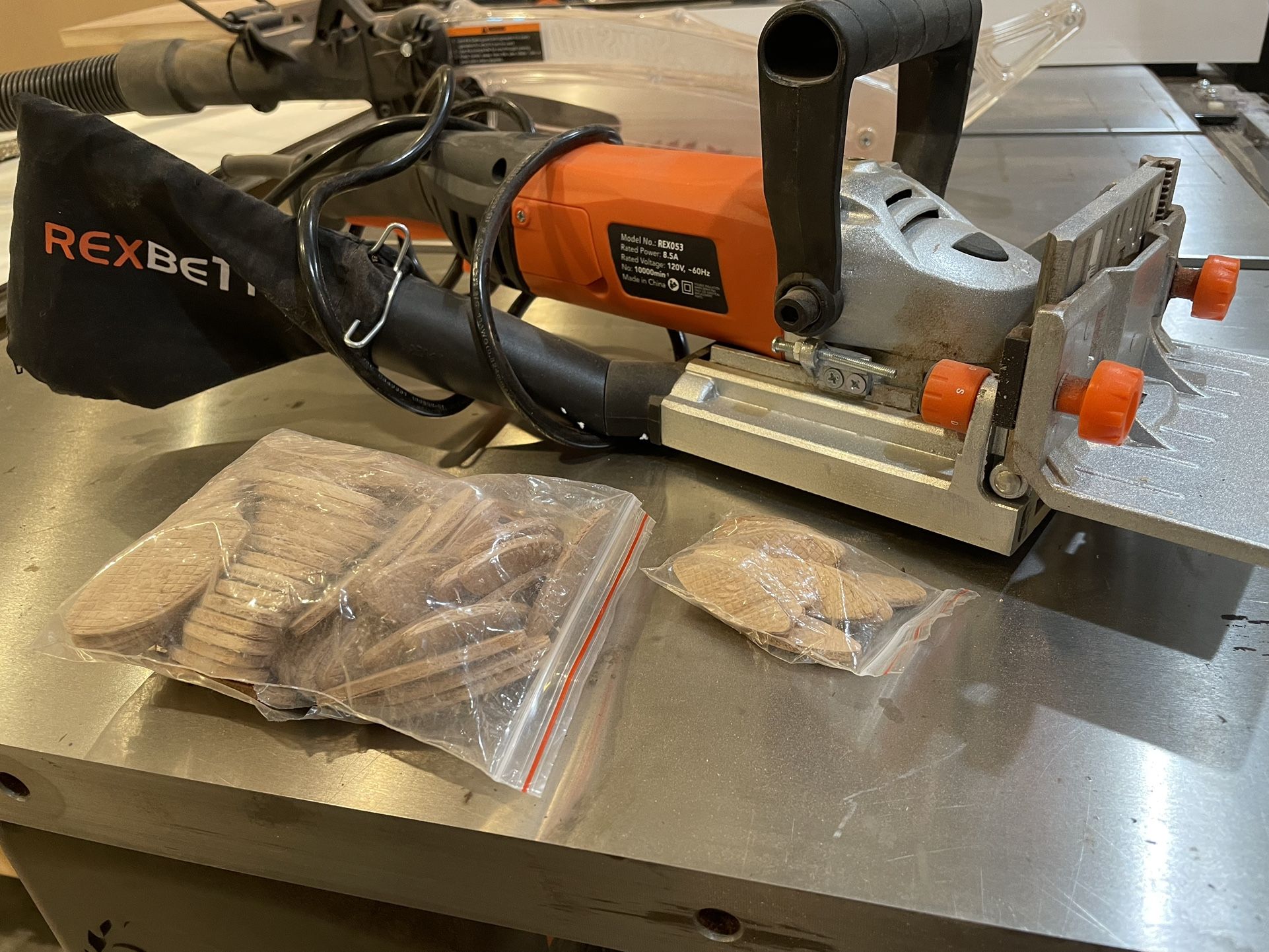 Barely used biscuit jointer. Recent brand. Comes two bags of biscuits. 
