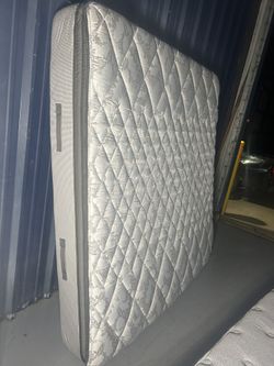 King Size Pillow Top Mattress And Boxspring Set $250