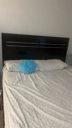 Cama y gavetero