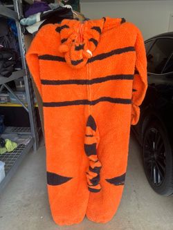 Tigger costume size adult L
