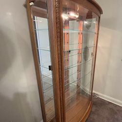 Pulaski Curved Curio - 13392 (China Cabinet)