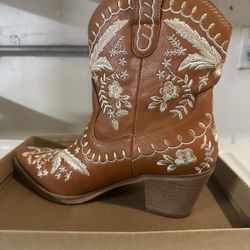 https://offerup.com/redirect/?o=bWkuaW0= woman’s cowgirl boots 