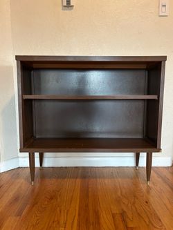 Slender/tall shelf unit