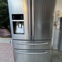 Samsung French Door Refrigerator With Freezer And Beverage Drawers - Clean And Works Great