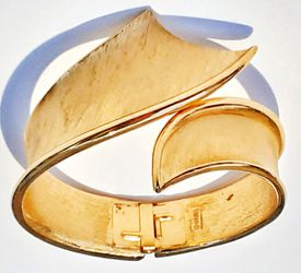 Vintage signed TRIFARI hinged goldtone cuff bracelet