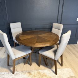 Round Dining Tabel And 4 Chairs 