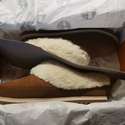 WOMEN'S TIMBERLAND SLIPPERS - NEW IN BOX.. SIZE 8.5