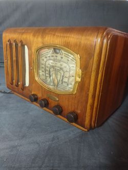 Vintage radio sold as is $60