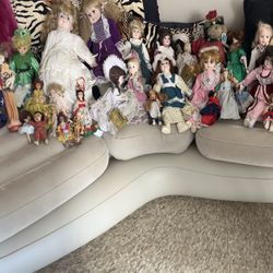 Collection of 32 vintage porcelain dolls 