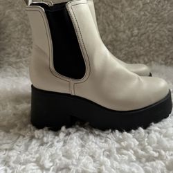 Cream Snd Black Boots Size 8