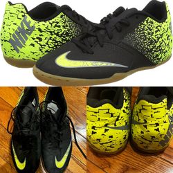 Nike men’s Bombax IC indoor soccer shoes in the 826485 007 Black/Volt sz 11