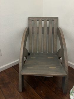 Sillones de madera color gris-verde