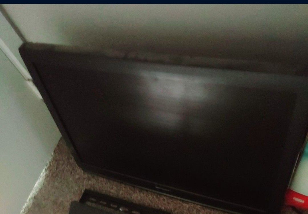 Emerson 32 Inch TV With Wall Mount